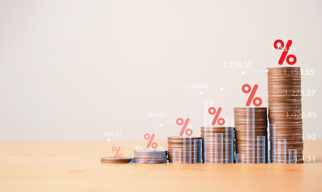 Toenemende munten stapelen met grafiekgrafiek en rood percentageteken voor verhoging van de financiële rente en groei van bedrijfsinvesteringen van dividendconcept