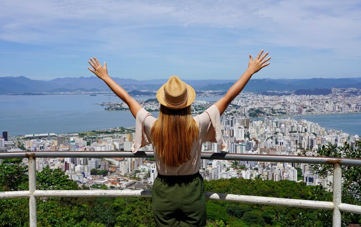 Toerisme in Florianopolis Brazilië Toeriste vrouw met opgeheven armen van het belvedere in Florianapolis stad Santa Catarina Brazilië