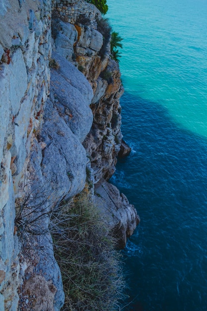 Toerisme, spaans landschap met diepblauwe zee en mediterrane architectuur