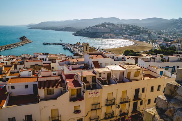 Toerisme, spaans landschap met diepblauwe zee en mediterrane architectuur