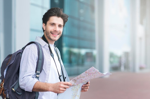 Toerisme vakantie reizen concept Gelukkig toeristische bedrijf kaart staande in de buurt van luchthaven