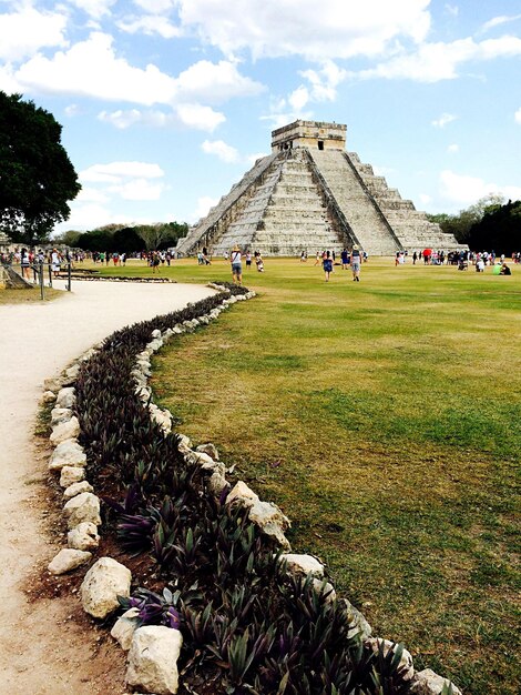 Foto toerist die chichen itza bezoekt tegen de lucht