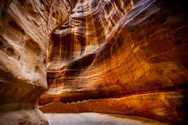 Toerist die de prachtige UNESCO-erfgoedsite Petra . bezoekt