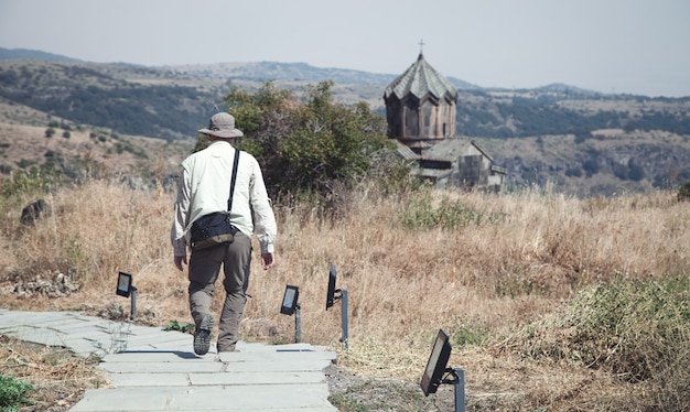 Toerist die de Vahramashen-kerk bezoekt. Armenië