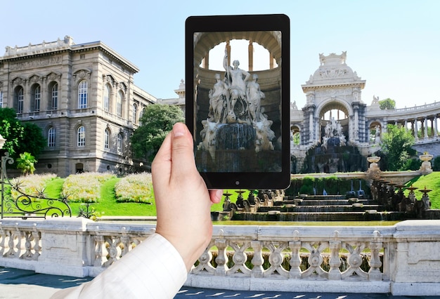 Toerist die foto neemt van Palais de Longchamp