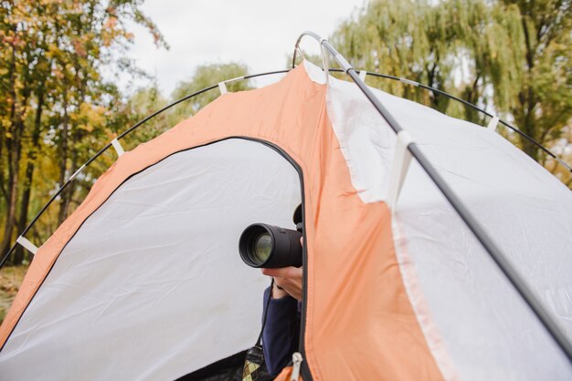 Toerist die foto op zijn dslrcamera neemt.