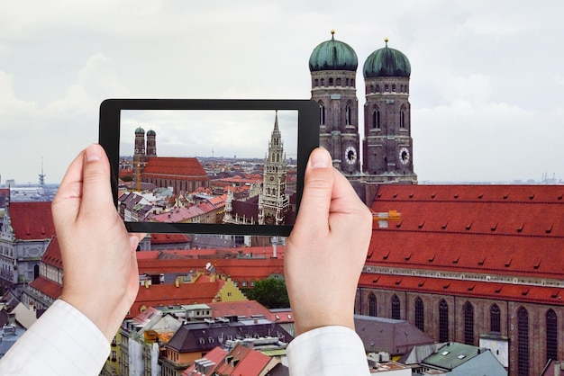 Toerist die foto van Frauenkirche in München neemt