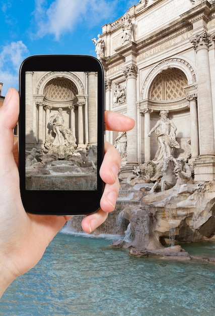 Toerist die foto van Trevi-fontein in Rome neemt