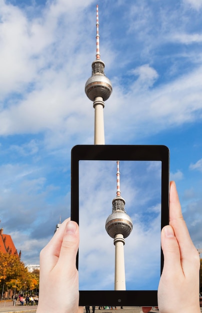 Toerist die foto van tv-toren neemt op alexanderplatz