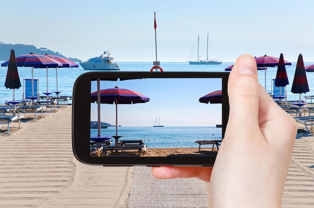 Toerist die foto van zandstrand Giardini Naxos . neemt