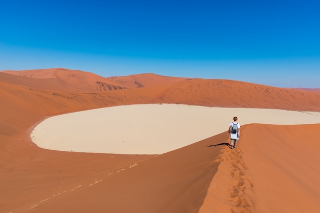 Toerist die op de schilderachtige duinen van Sossusvlei loopt