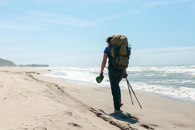 Toerist die op het strand loopt