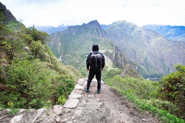 Toerist die over Machu Picchu Peru . kijkt