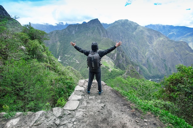 Toerist die over Machu Picchu Peru . kijkt