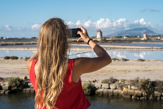 Toerist die Selfie neemt bij zoutvlakten van Marsala, Sicilië, Italië