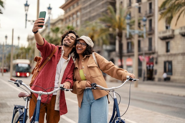Toerist die selfie neemt op de stadsstraat