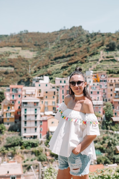 Toerist die toneelmening van manarola, cinque terre, ligurië, italië bekijken