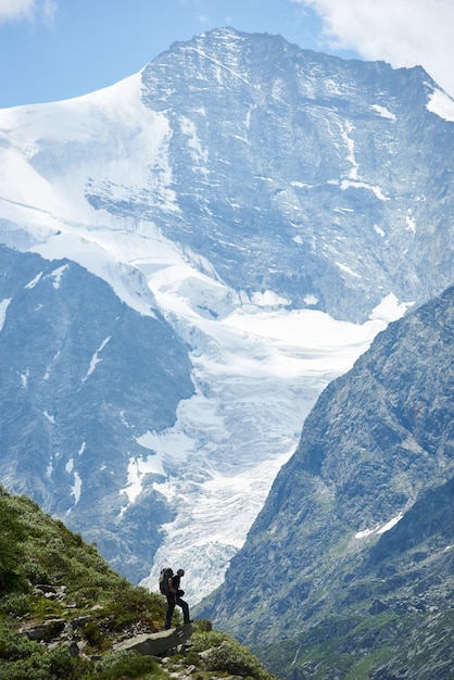 Toerist die van berglandschap geniet