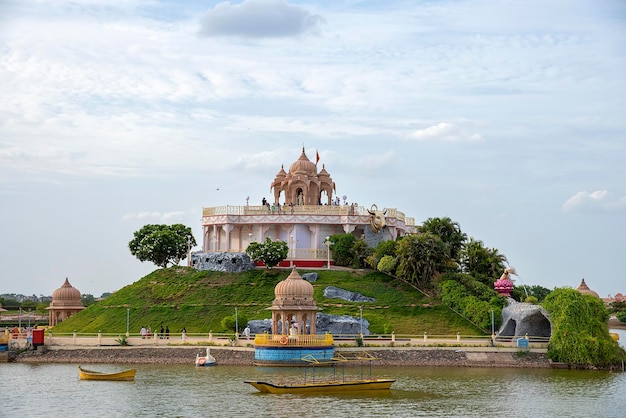 Toerist die van een architectonisch wonder geniet in Anand Sagar Shri Saint Gajanan Maharaj Sansthan Anand Sagar is een toeristische trekpleister van Shegaon Maharashtra India