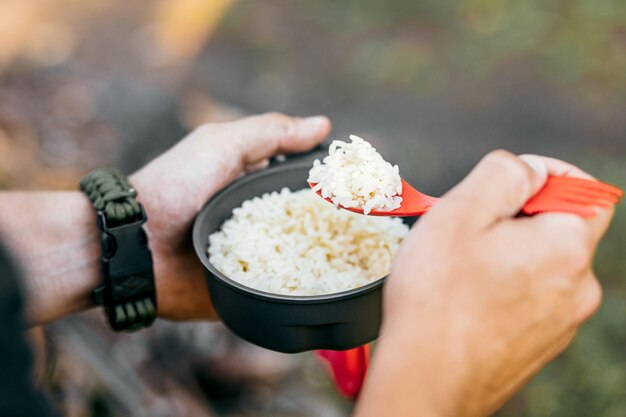 Toerist eet voedsel in het zomerbos Openluchtrecreatie