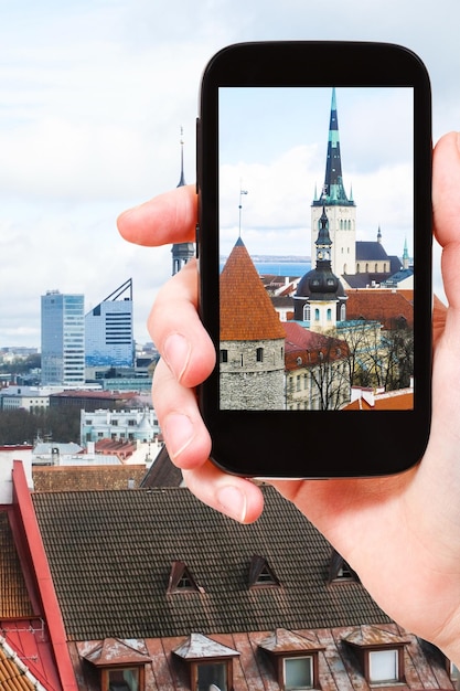Toerist fotografeert kathedralen in de stad Tallinn