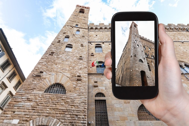 Toerist fotografeert paleis Bargello in Florence