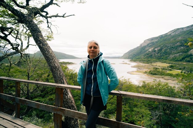 toerist in Bahia Lapataia te midden van de bergen in Tierra del Fuego