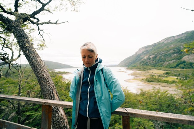 toerist in Bahia Lapataia te midden van de bergen in Tierra del Fuego