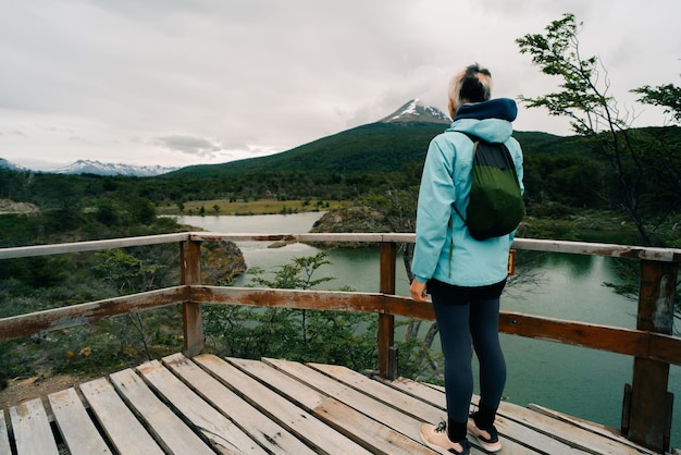 toerist in Bahia Lapataia te midden van de bergen in Tierra del Fuego