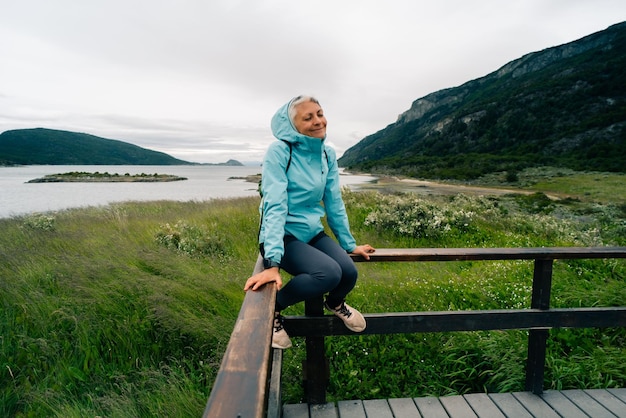 toerist in Bahia Lapataia te midden van de bergen in Tierra del Fuego