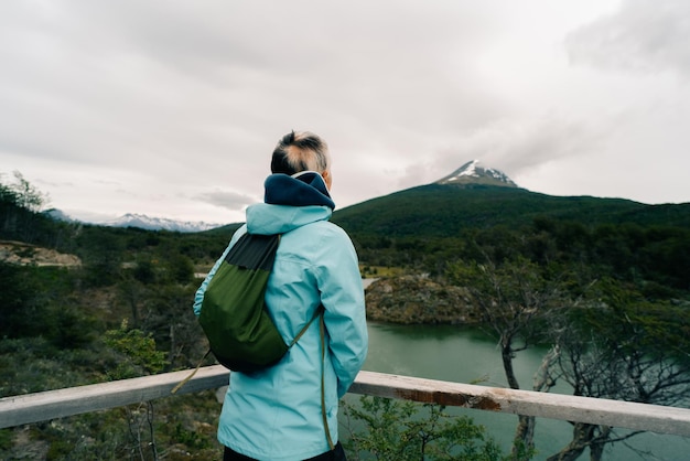 toerist in Bahia Lapataia te midden van de bergen in Tierra del Fuego