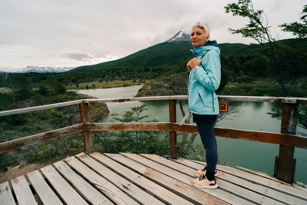 toerist in Bahia Lapataia te midden van de bergen in Tierra del Fuego