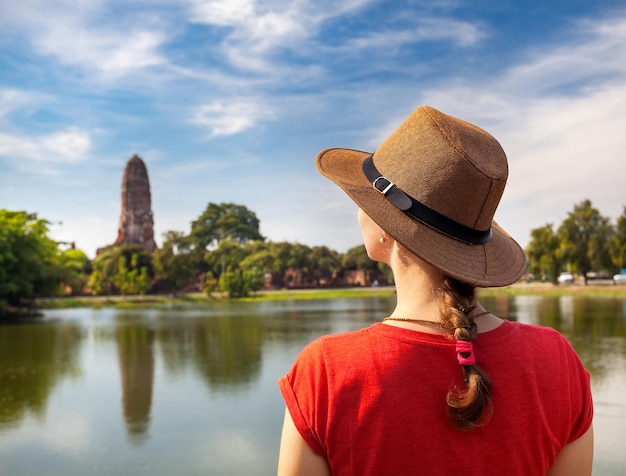 Toerist in oude ruïnes van Thailand