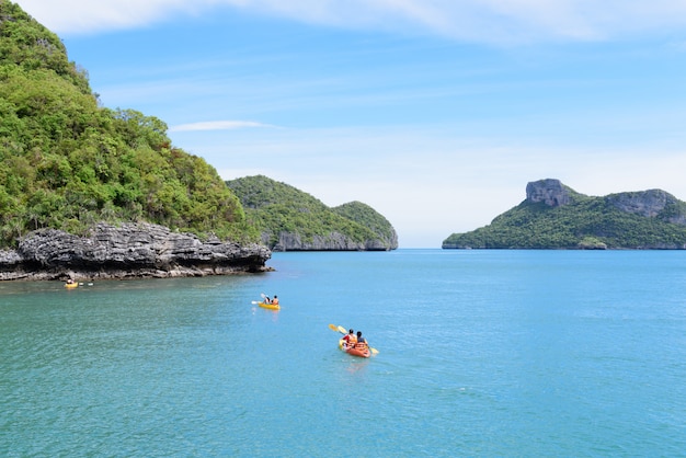 Toerist kayaking in de Thaise oceaan van achterwaartse mening