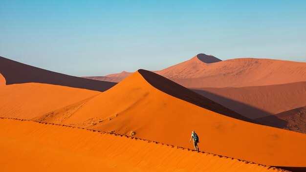 Toerist loopt door de duinen van Sossusvlei Namibië Afrika