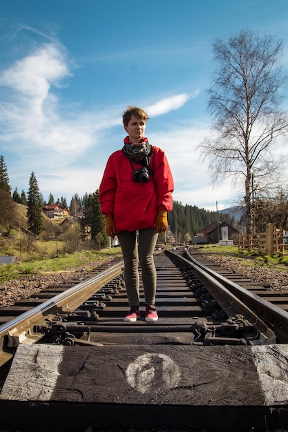Toerist met camera op spoorweg panoramische fotografie