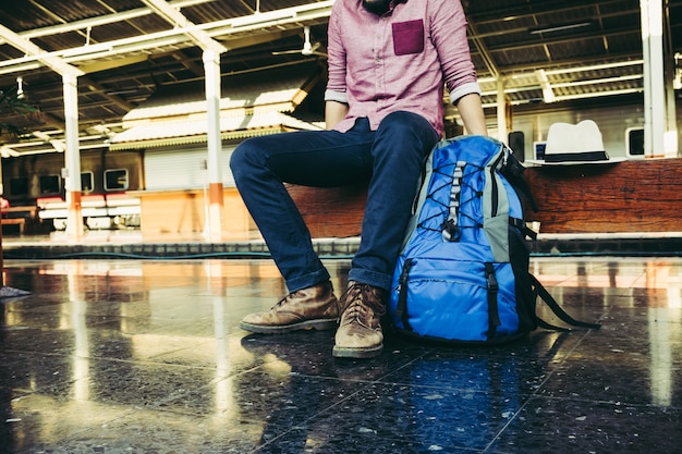 Toerist met rugzak op het treinstation