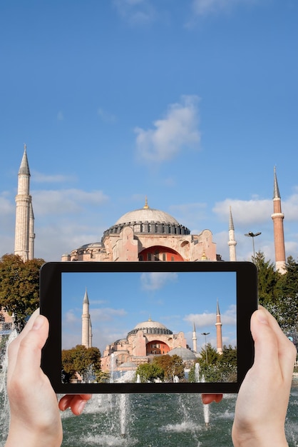 Toerist neemt foto van Haghia Sophia