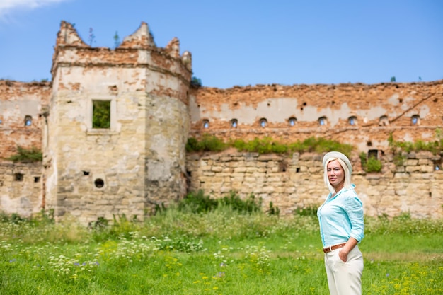 Toerist Oekraïne. Een toeristisch meisje bij de muur van het kasteel in Stare Selo, Oekraïne