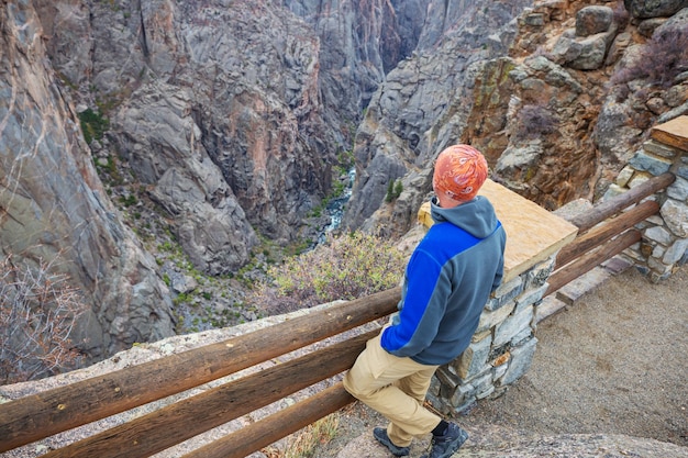 Toerist op de granieten kliffen van de Black Canyon of the Gunnison, Colorado, USA