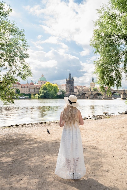 Toeriste vrouw de rivier die naar een toeristische plek in Praag kijkt de Karelsbrug Karluv Most