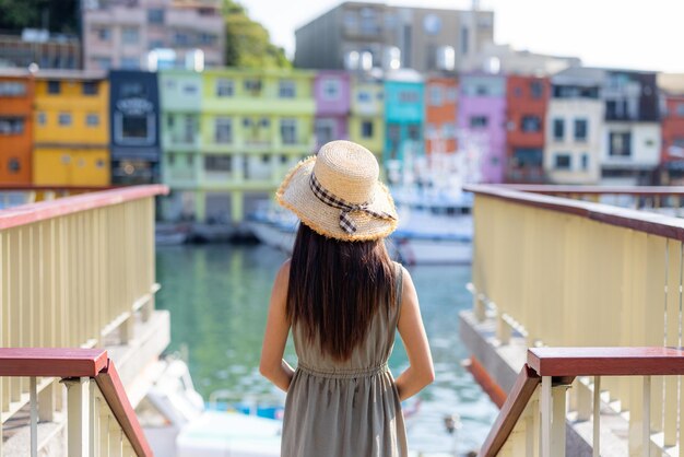 Foto toeriste vrouw gaat keelung zhengbin baai in taiwan