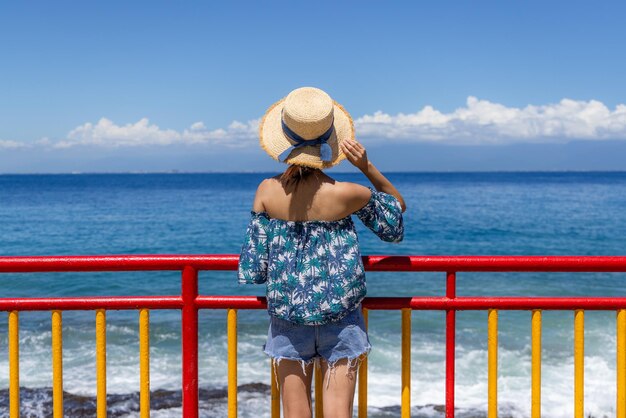 Toeriste vrouw kijkt naar de zee op het eiland liuqiu in Taiwan