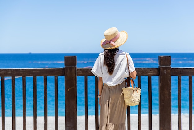 Toeriste vrouw kijkt naar het strand