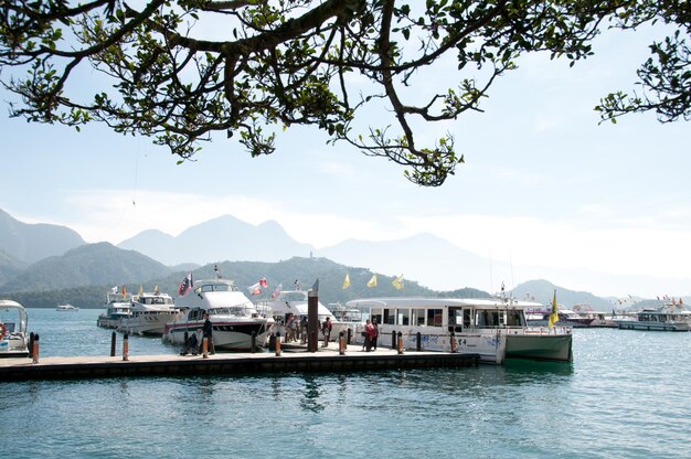 Toeristen aan boord van het schip bij Sun Moon Lake Taiwan