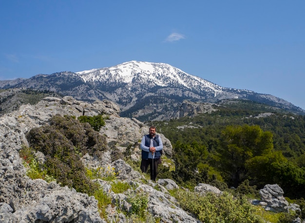 Toeristen beklimmen de bergen op een wandelpad in het bos in de Dirfys-bergen in Griekenland