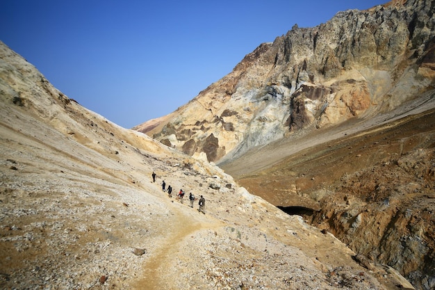 Foto toeristen beklimmen rotsachtige bergen