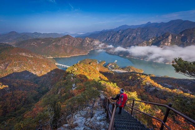 Toeristen bewonderen het landschap In de ochtend stroomt een zee van mist door de rivier in de vallei In de herfst van Waraksan National Park bij Danyanggun Zuid-Korea op 25 oktober 2020