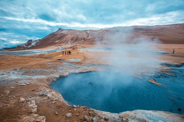 Toeristen bezoeken het Myvatn-park, een van de meest bijzondere parken op het eiland IJsland