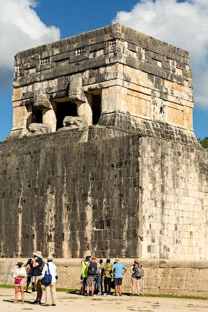 Toeristen bij de ingang van de Yagur-tempel, Chichen Itza, Mexico